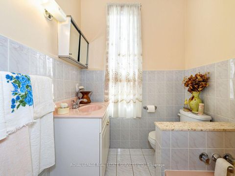 Photo 18 at 94 Montrose Avenue, Bellwoods, Toronto