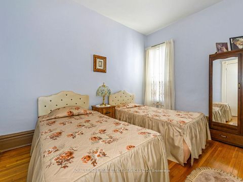 Photo 20 at 94 Montrose Avenue, Bellwoods, Toronto