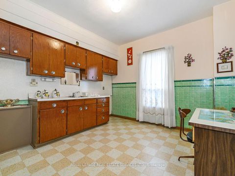 Photo 22 at 94 Montrose Avenue, Bellwoods, Toronto