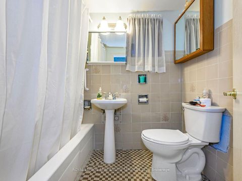 Photo 28 at 94 Montrose Avenue, Bellwoods, Toronto