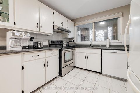 Photo 18 at 30 Brougham Drive, East Woodbridge, Vaughan
