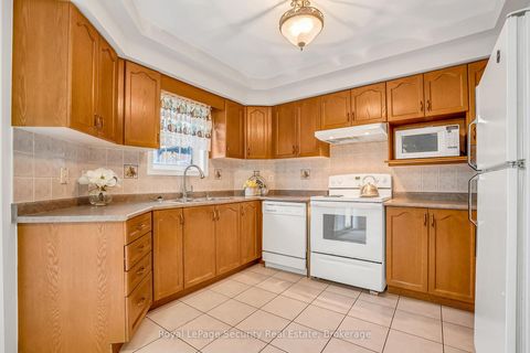 Photo 18 at 150 Royal Appian Crescent, Patterson, Vaughan