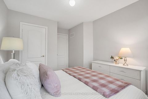 Photo 36 at 150 Royal Appian Crescent, Patterson, Vaughan