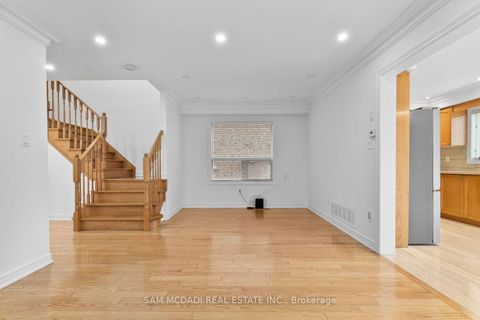 Photo 12 at 23 Manordale Crescent, Vellore Village, Vaughan