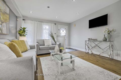 Photo 4 at 287 Wildberry Crescent, Vellore Village, Vaughan