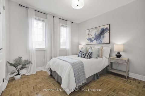 Photo 18 at 287 Wildberry Crescent, Vellore Village, Vaughan