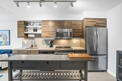 Photo 8 at 610 - 525 Adelaide Street W, Waterfront Communities C1, Toronto