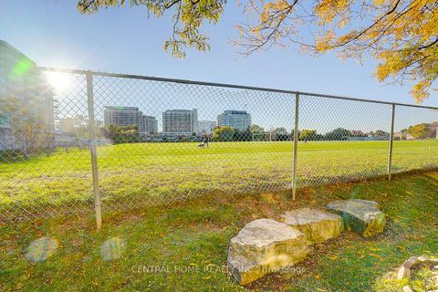 Photo 27 at 11 - 988 Sheppard Avenue W, Bathurst Manor, Toronto