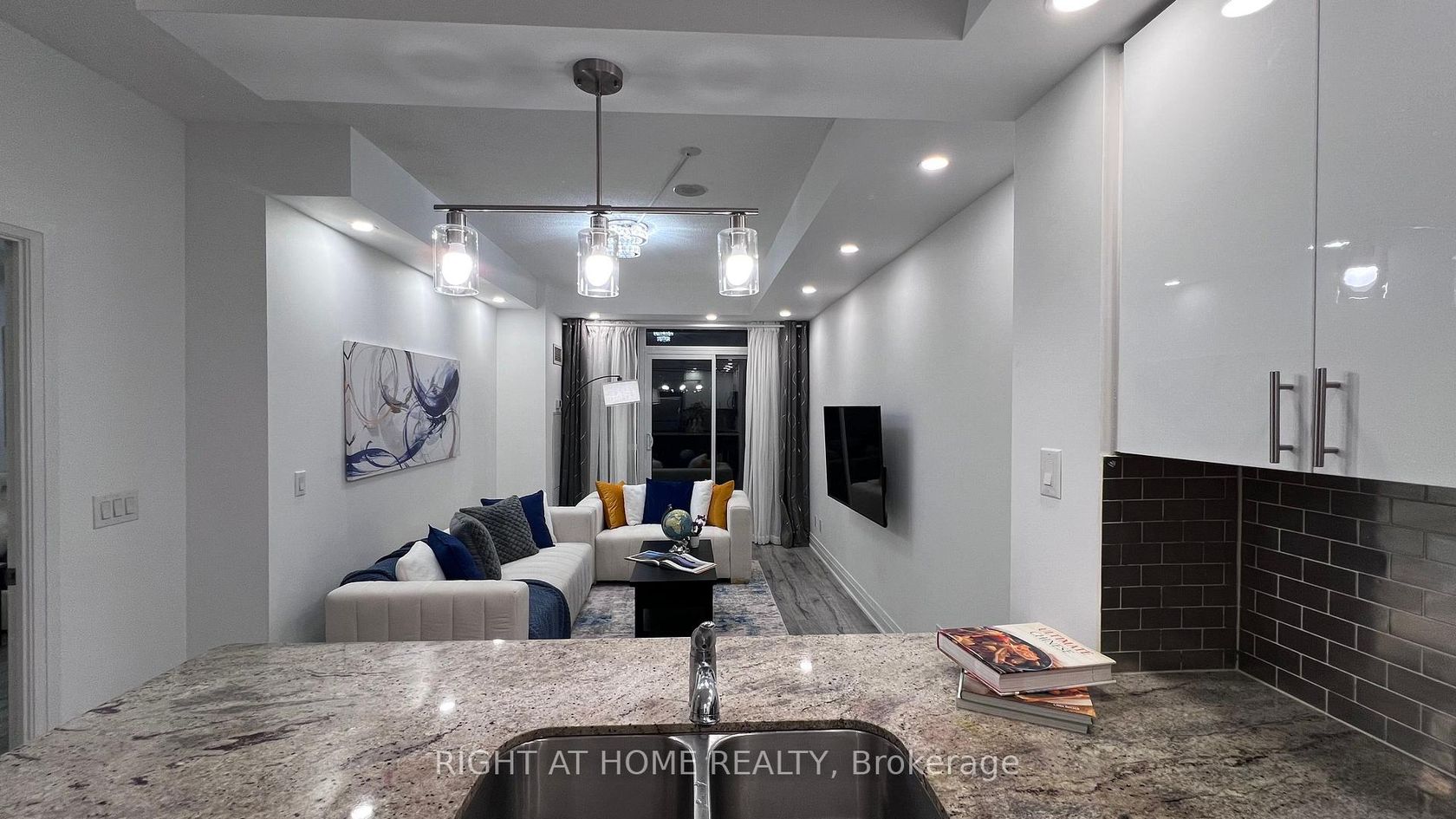 814 - 520 Steeles Avenue W, Yorkhill, Vaughan 