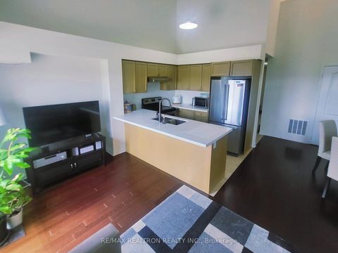 Photo 4 at 36 - 651 B Warden Avenue, Birchmount, Toronto