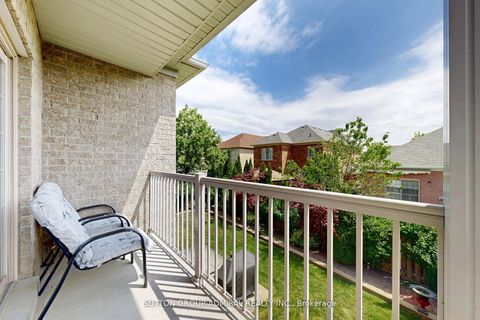 Photo 9 at 25 Little Natalie Court, Patterson, Vaughan