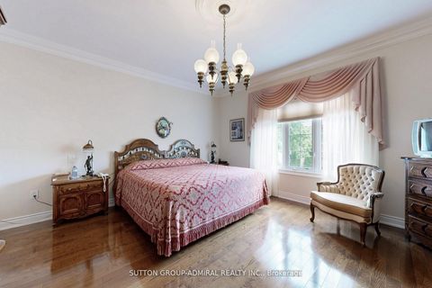 Photo 11 at 25 Little Natalie Court, Patterson, Vaughan