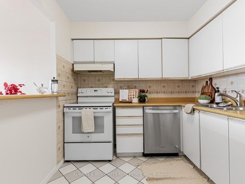 Photo 7 at PH103 - 91 Townsgate Drive, Yorkhill, Vaughan