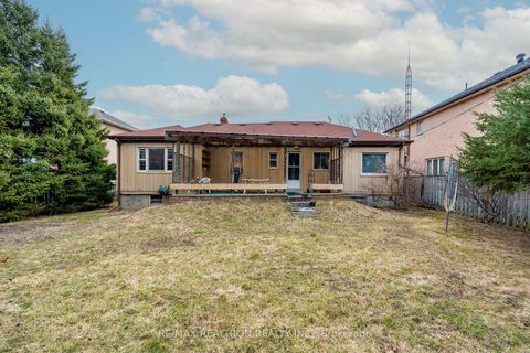 Photo 11 at 30 Lawnview Drive, Willowdale East, Toronto