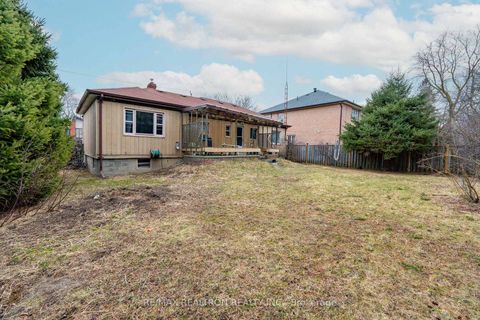 Photo 12 at 30 Lawnview Drive, Willowdale East, Toronto