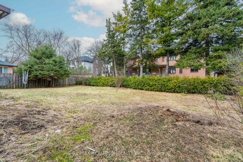 Photo 13 at 30 Lawnview Drive, Willowdale East, Toronto