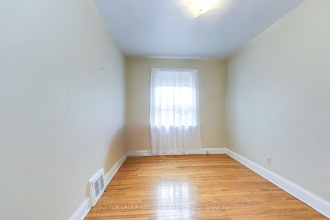 Photo 8 at 136 Anthony Road, CFB, Toronto