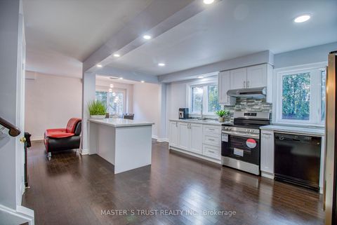 Photo 3 at 20 Valhalla Court, Aurora Village, Aurora