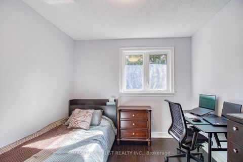 Photo 11 at 20 Valhalla Court, Aurora Village, Aurora