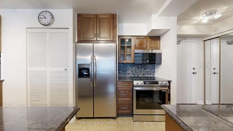 Photo 3 at 201 - 633 Bay Street, Bay Street Corridor, Toronto