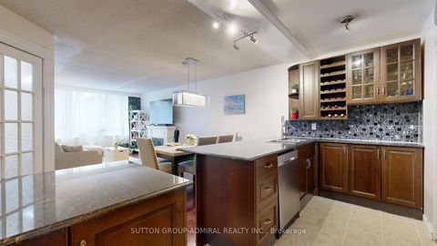 Photo 4 at 201 - 633 Bay Street, Bay Street Corridor, Toronto