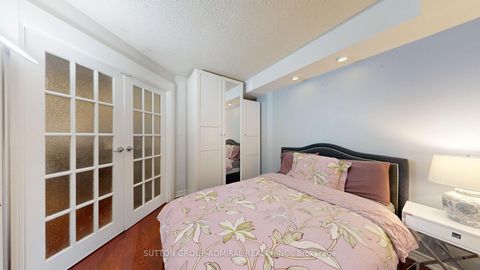 Photo 11 at 201 - 633 Bay Street, Bay Street Corridor, Toronto