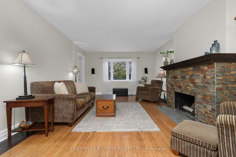 Photo 3 at 93 Catherine Street, Aurora Village, Aurora