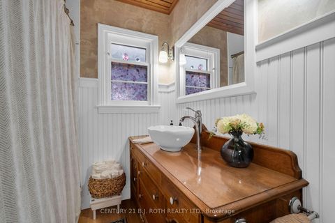 Photo 5 at 93 Catherine Street, Aurora Village, Aurora