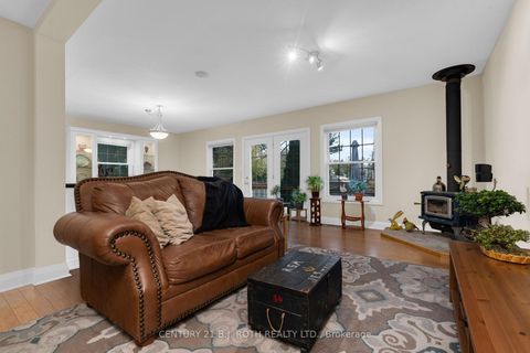 Photo 11 at 93 Catherine Street, Aurora Village, Aurora