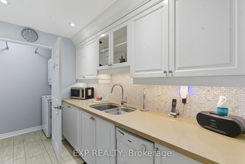 Photo 14 at 111 - 14924 Yonge Street, Aurora Highlands, Aurora