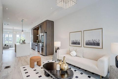 Photo 7 at 25 Sydney Circle, Vellore Village, Vaughan