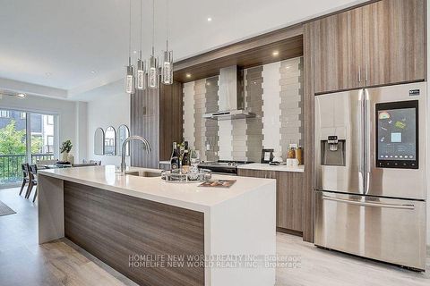 Photo 10 at 25 Sydney Circle, Vellore Village, Vaughan