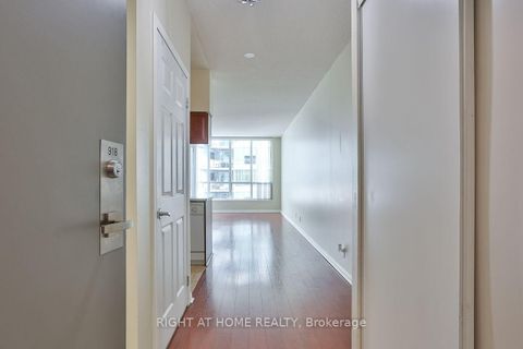 Photo 1 at 918 - 230 Queens Quay W, Waterfront Communities C1, Toronto