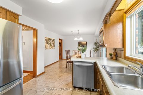 Photo 10 at 180 Benjamin Boake Trail, York University Heights, Toronto