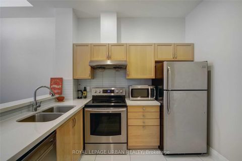 Photo 5 at 803 - 8 Wellesley Street E, Yonge Corridor, Toronto