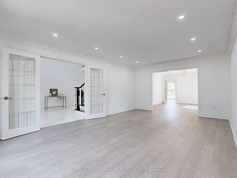 Photo 3 at 22 A Waltham Crescent, Doncrest, Richmond Hill