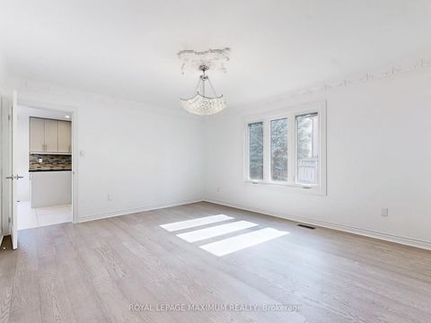 Photo 5 at 22 A Waltham Crescent, Doncrest, Richmond Hill