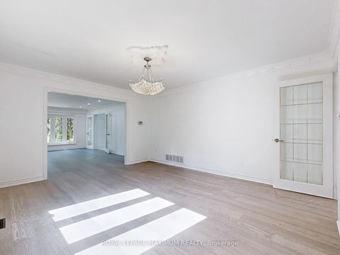 Photo 6 at 22 A Waltham Crescent, Doncrest, Richmond Hill