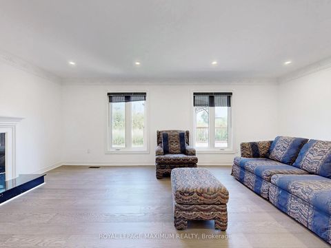 Photo 9 at 22 A Waltham Crescent, Doncrest, Richmond Hill