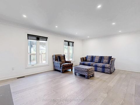 Photo 10 at 22 A Waltham Crescent, Doncrest, Richmond Hill