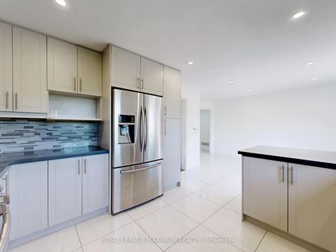 Photo 12 at 22 A Waltham Crescent, Doncrest, Richmond Hill