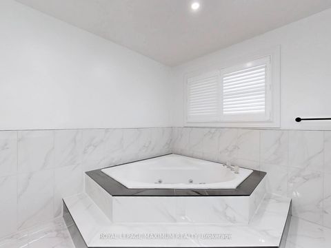 Photo 26 at 22 A Waltham Crescent, Doncrest, Richmond Hill