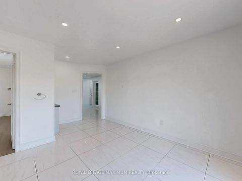 Photo 33 at 22 A Waltham Crescent, Doncrest, Richmond Hill