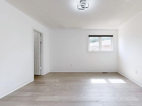 Photo 36 at 22 A Waltham Crescent, Doncrest, Richmond Hill