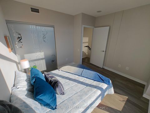 Photo 9 at Th10 - 19 Singer Court, Bayview Village, Toronto