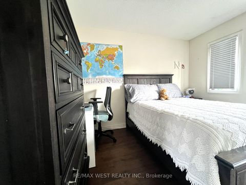 Photo 10 at 40 Toscana Road, Sonoma Heights, Vaughan