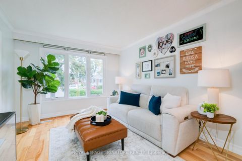 Photo 2 at 31 Castille Avenue, Maryvale, Toronto
