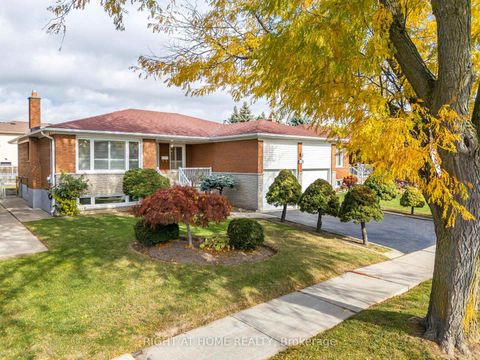 Photo 2 at 12 Scarden Avenue, Sullivan, Toronto