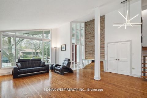 Photo 2 at 40 Arlstan Drive, Bathurst Manor, Toronto