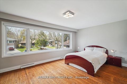 Photo 9 at 40 Arlstan Drive, Bathurst Manor, Toronto